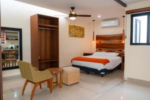 a bedroom with a bed and a desk and a chair at Departamentos Sol, Mar y Arena in Isla Mujeres