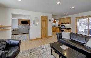 East Wenatchee Oasis 4BR, Pool, Hot Tub, Loop Trail的厨房或小厨房