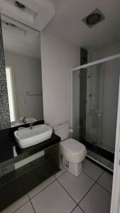 卡波布里奧的住宿－Apartamento Cobertura em Cabo Frio 3 suítes，浴室配有卫生间、盥洗盆和淋浴。