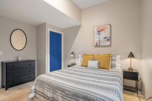 Un pat sau paturi într-o cameră la Blue Haven
