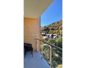 un balcone con vista su una montagna di Crystal Loft Bakuriani - A406 a Bakuriani Altre 7 foto