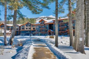 un lodge en la nieve con árboles en Ski-InandSki-Out Cranmore Mountain Resort Condo!, en Conway