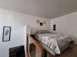 - une chambre blanche avec un lit et une cheminée dans l'établissement Cabañas Ases Loft Valdivia SIN ESTACIONAMIENTO, à Valdivia