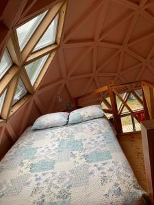 - un lit dans une tente avec 2 fenêtres dans l'établissement Domo Malinche, à Lechagua