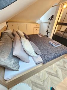 un letto con cuscini sopra di Booking Apartment Rajiceva a Belgrado
