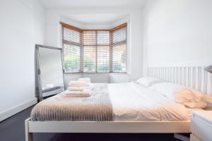 A bed or beds in a room at Leytonstone Gem, 10 min W to Stn, Free Parking Free WIFI - C2 to Pubs & Parks