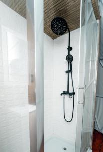 a shower with a shower head in a bathroom at Ovalulú Glamping Hotel in Santa Cruz de Barahona