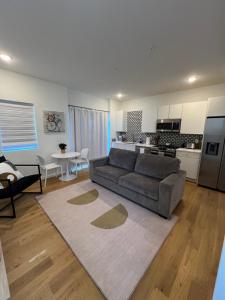 a living room with a couch and a kitchen at Centrally located modern townhome free parking in Chattanooga
