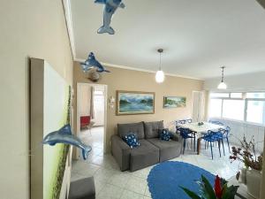 舊巴拉的住宿－Frente Mar Praia do Tabuleiro - Condomínio Costa Esmeralda，客厅配有沙发和天花板上的海豚桌