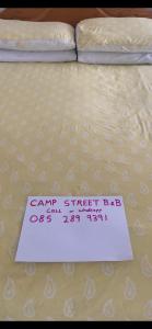 un cartel en una cama que dice que el coche paga la cama de la calle en Room 2 Camp Street B&B & Self Catering, en Oughterard