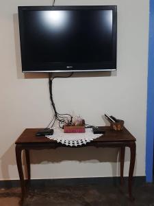 a television sitting on top of a wooden table at Casa Cabocla da Mantiqueira in Bueno Brandão