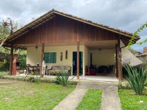 een klein huis met een houten dak bij Lumiar casa solar churrasqueira com 3 quartos sendo um suíte arejada, jardim a 700m do centro in Lumiar