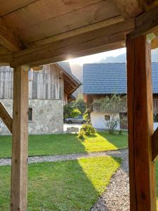 Blick auf ein Haus mit einer hölzernen Pergola in der Unterkunft 4 Elements Bungalows & Apartments in Bled
