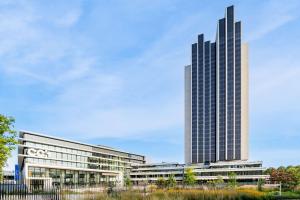 eine Darstellung eines großen Bürogebäudes in der Unterkunft Radisson Blu Hotel, Hamburg in Hamburg