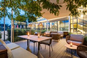 un patio con tavoli e sedie e un edificio di Radisson Blu Hotel, Hamburg ad Amburgo