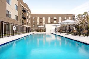 una piscina frente a un edificio en WaterWalk Huntsville en Huntsville