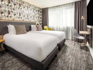 Pokój hotelowy z dużym łóżkiem i biurkiem w obiekcie Mercure Newport w mieście Newport