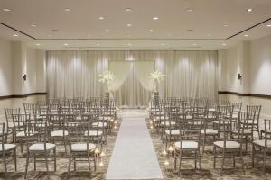 una habitación con una fila de sillas y un altar en The Starling Atlanta Midtown, Curio Collection by Hilton en Atlanta