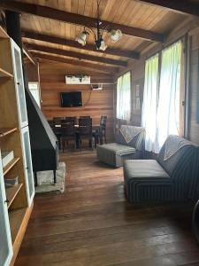 ein Wohnzimmer mit einem Sofa und einem Esszimmer in der Unterkunft Cabaña eluney in Ocean Park