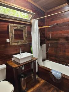 ein Badezimmer mit einer Badewanne und einem Waschbecken in der Unterkunft Cabaña eluney in Ocean Park