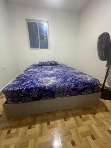 a bedroom with a bed in a room with a window at Hostal el viajero in Soledad