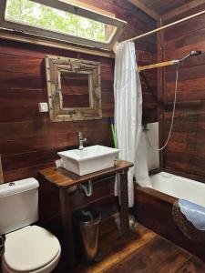 ein Badezimmer mit einem WC, einem Waschbecken und einer Badewanne in der Unterkunft Cabaña eluney in Ocean Park
