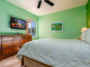 una camera da letto con un letto e una TV a schermo piatto di Beachfront San Felipe Villa 721 a San Felipe Altre 23 foto