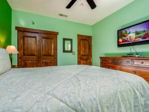 una camera da letto con un letto e una TV a schermo piatto di Beachfront San Felipe Villa 721 a San Felipe