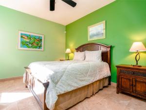 una camera da letto con un letto e una parete verde di Beachfront San Felipe Villa 721 a San Felipe