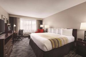 a hotel room with a large bed and a desk at Country Inn & Suites by Radisson, Abingdon, VA in Abingdon