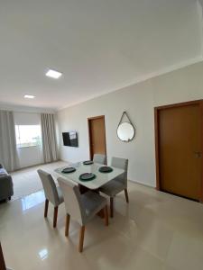 uma sala de estar com uma mesa de jantar e cadeiras em Apartamento Vista Mar em Porto Seguro