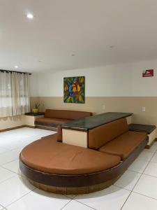 Habitación grande con 2 camas y una pintura en la pared. en Lindo Flat pé na areia, en Salvador