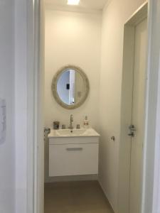 uma casa de banho com um lavatório e um espelho em Departamento amoblado 1 dormitorio Familiar em Bahía Blanca