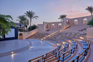 um anfiteatro vazio com filas de cadeiras e um palco em Steigenberger Coraya Beach - Adults Friendly 16 Years Plus em Baía de Coraya
