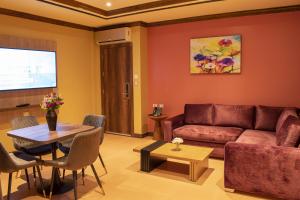 sala de estar con sofá y mesa en FORTICH APART HOTEL en Guayaquil