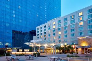 un hotel con mesas delante de un edificio en Fairfield Inn Suites Indianapolis Downtown en Indianápolis