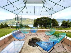 un patio con 4 sillas y una hoguera en Gran CASA FINCA embalse de Tominé wi-fi, tv, BBQ, en Sesquilé