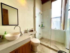 La salle de bains est pourvue d'un lavabo, de toilettes et d'une douche. dans l'établissement Gran CASA FINCA embalse de Tominé wi-fi, tv, BBQ, à Sesquilé