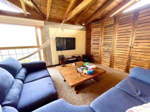 Sala de estar con sofá azul y mesa de centro en Gran CASA FINCA embalse de Tominé wi-fi, tv, BBQ, en Sesquilé