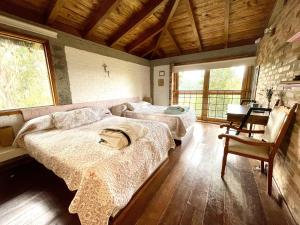 1 dormitorio con 2 camas y escritorio. en Gran CASA FINCA embalse de Tominé wi-fi, tv, BBQ, en Sesquilé