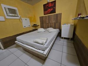 um quarto com uma cama num quarto em Eclipse Motel no Recife