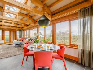 - un salon avec une table et des chaises rouges dans l'établissement 3 Bed in Halifax 90209, à Sowerby Bridge