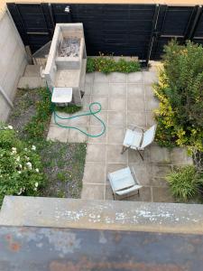 Casa2 Isla Negra في Isla Negra: اطلالة علوية على فناء به كرسيين ومقعد