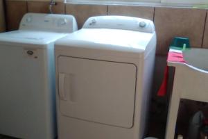 - un lave-linge et un sèche-linge dans la chambre dans l'établissement Comfortable home near to Orizaba, à Jalapilla