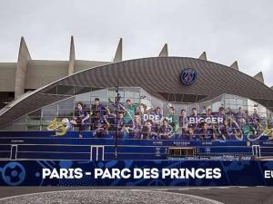 eine Gruppe von Personen, die vor einem Gebäude stehen in der Unterkunft BOULOGNE-PORTE D'AUTEUIL ROLAND GARROS TOURISME in Boulogne-Billancourt