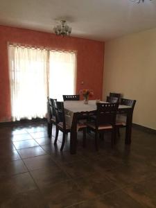 - une salle à manger avec une table et des chaises dans l'établissement Comfortable home near to Orizaba, à Jalapilla