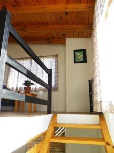 Cette chambre dispose d'un escalier, d'une table et d'une fenêtre. dans l'établissement Casa Fresnos, à Amealco