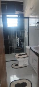 łazienka z toaletą i umywalką w obiekcie Pousada Recanto Boituva w mieście Boituva