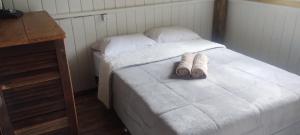 1 dormitorio con 1 cama con 2 toallas en Rancho Fontanassi, en Treviso