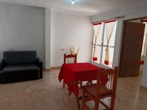 烏瑪瓦卡的住宿－Doña Guada，客厅配有桌子、椅子和沙发
